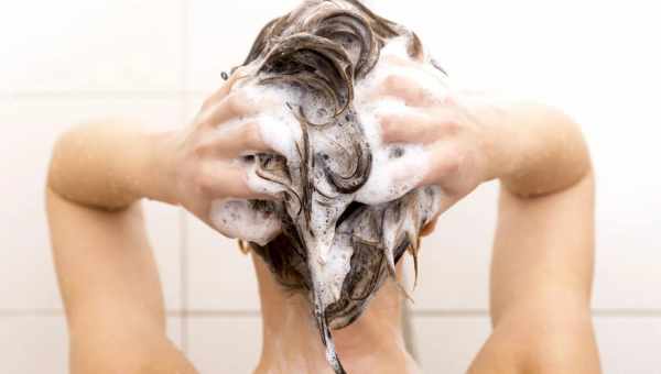 Яким шампунем краще мити голову: варіанти для всіх