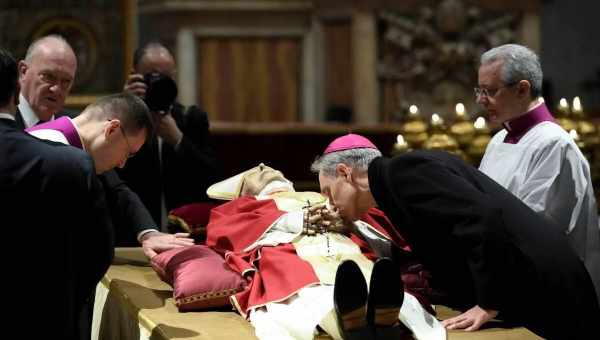Ватикан ополчився на йогу, стільникові телефони і Гаррі Поттера